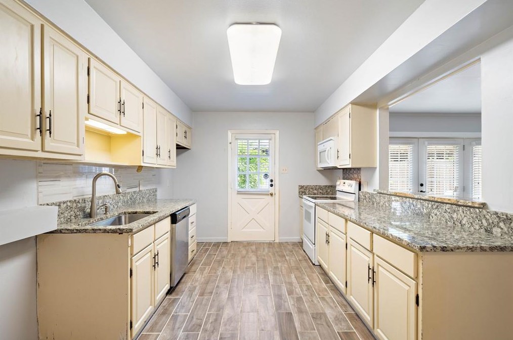 12913 Trail Hollow Dr, Houston TX  77079-3752 exterior