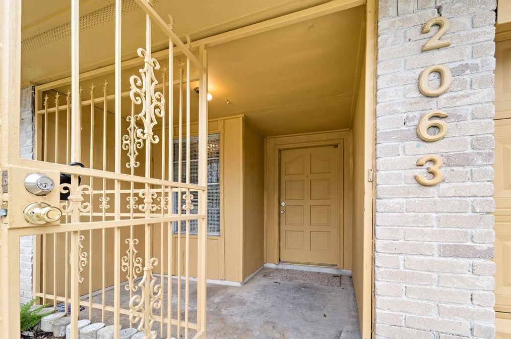 2063 Delphi Ln, Houston TX  77067-2006 exterior