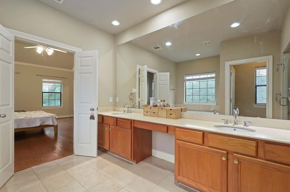 9120 Lk At 610 Dr, Houston TX  77054-2403 exterior