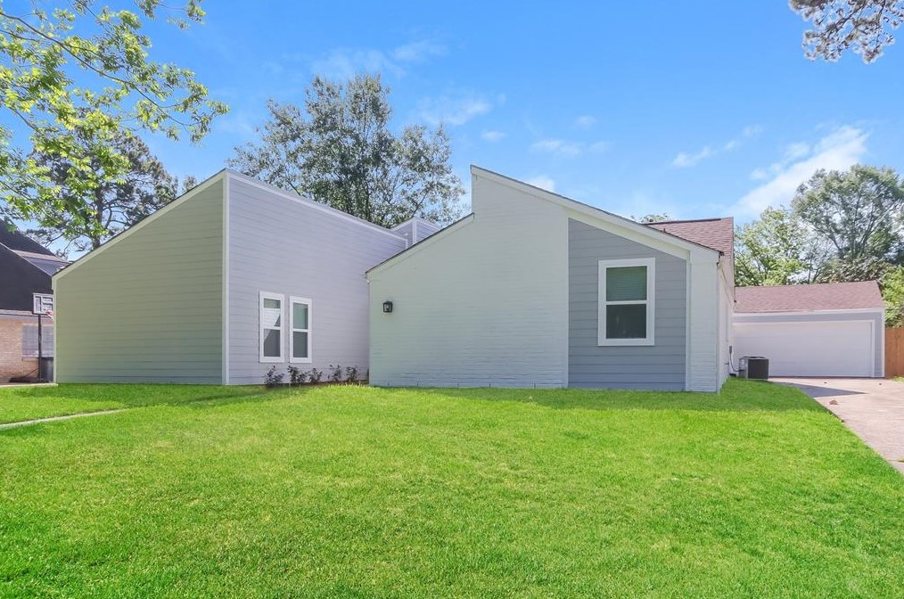 1911 Hamlin Valley Dr, Houston TX  77090-2016 exterior