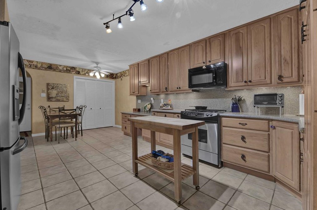 8009 Oakwood Frst Dr, Houston TX  77040-4431 exterior