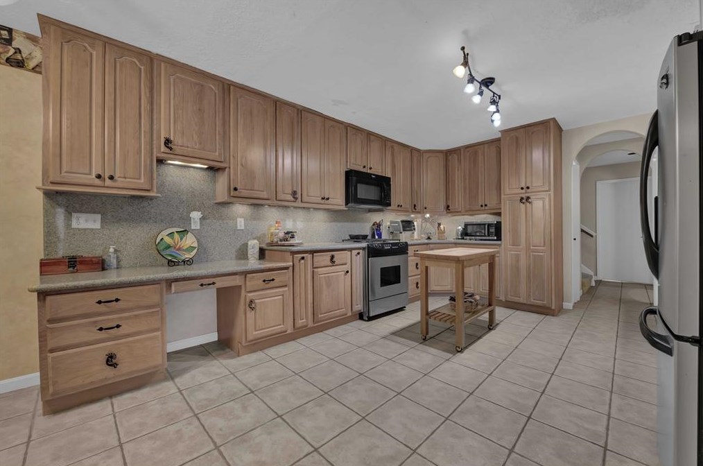 8009 Oakwood Frst Dr, Houston TX  77040-4431 exterior