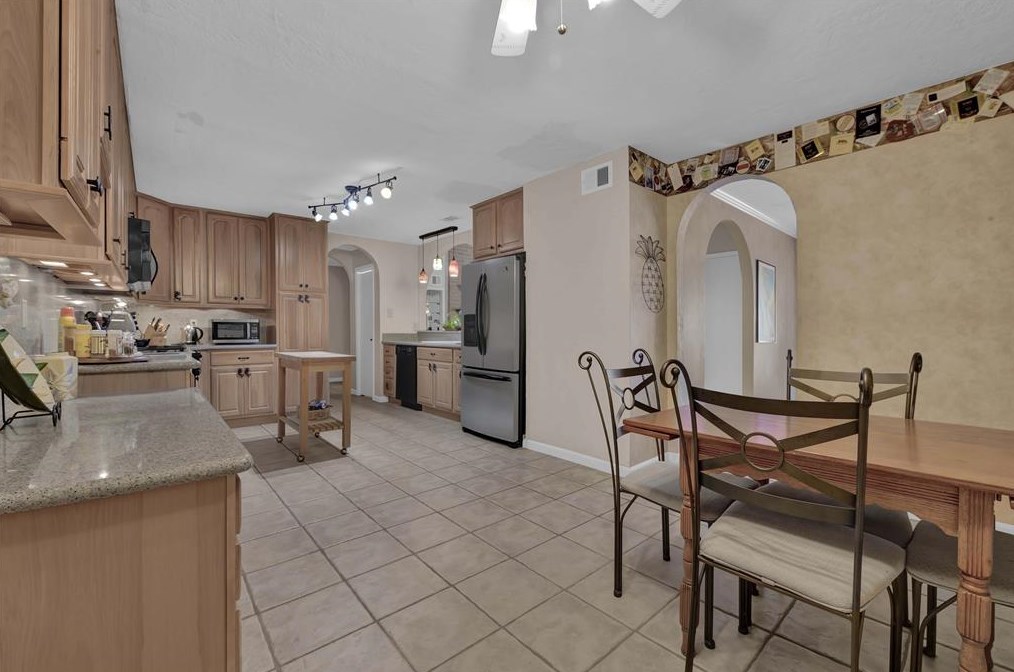 8009 Oakwood Frst Dr, Houston TX  77040-4431 exterior