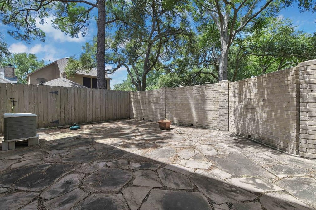 8009 Oakwood Frst Dr, Houston TX  77040-4431 exterior
