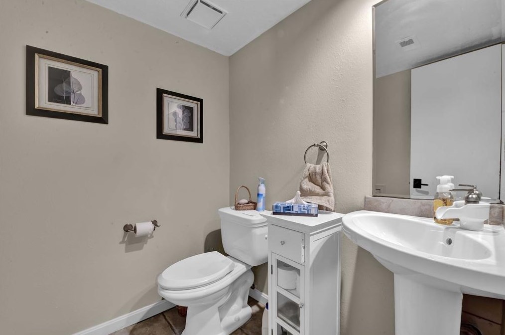 8009 Oakwood Frst Dr, Houston TX  77040-4431 exterior