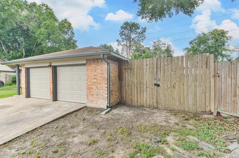 8511 Streamside Dr, Houston TX  77088-4411 exterior