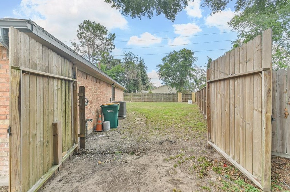8511 Streamside Dr, Houston TX  77088-4411 exterior