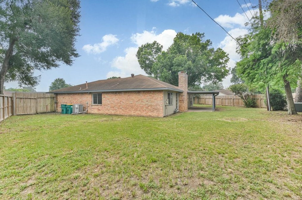 8511 Streamside Dr, Houston TX  77088-4411 exterior