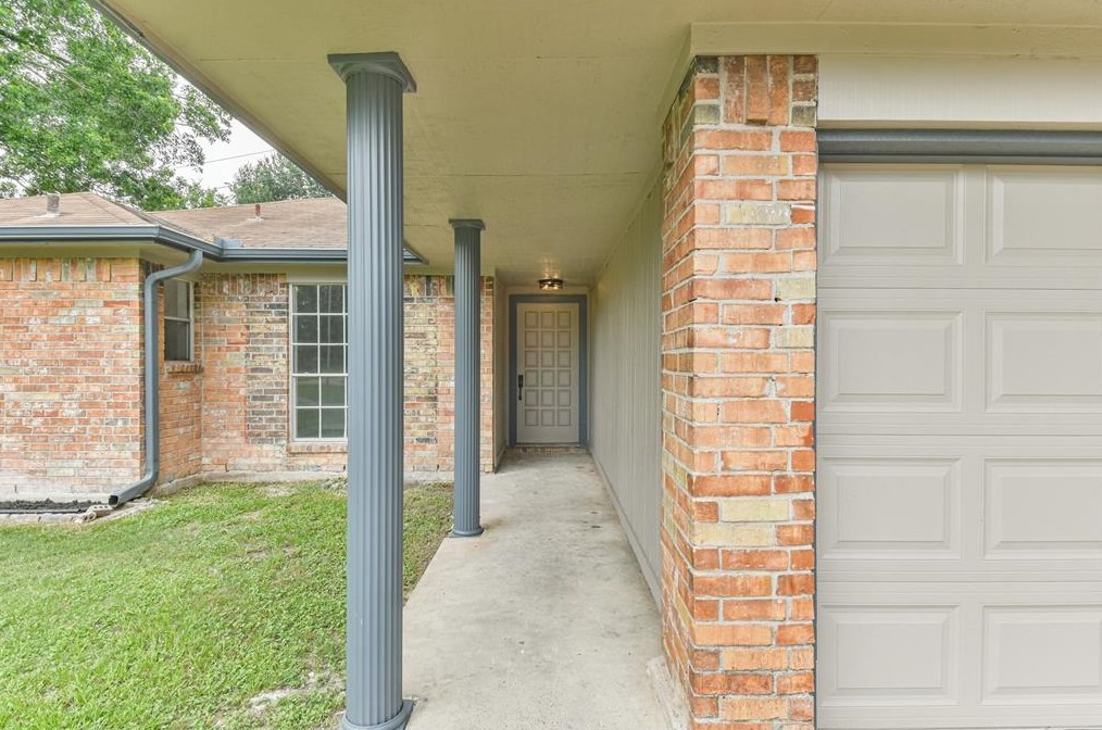 8511 Streamside Dr, Houston TX  77088-4411 exterior
