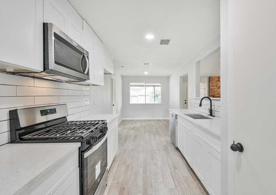 8511 Streamside Dr, Houston TX  77088-4411 exterior