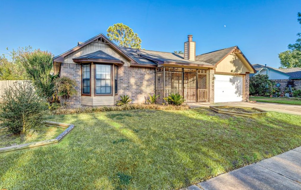 16607 Sentinel Dr, Houston TX  77053-5068 exterior