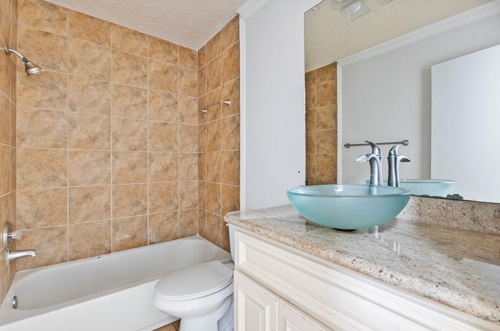 8763 Vinkins Rd, Houston TX  77071-2834 exterior