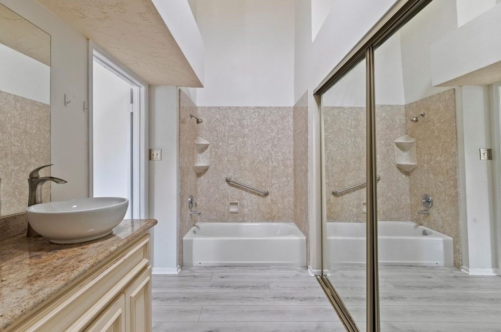 8763 Vinkins Rd, Houston TX  77071-2834 exterior