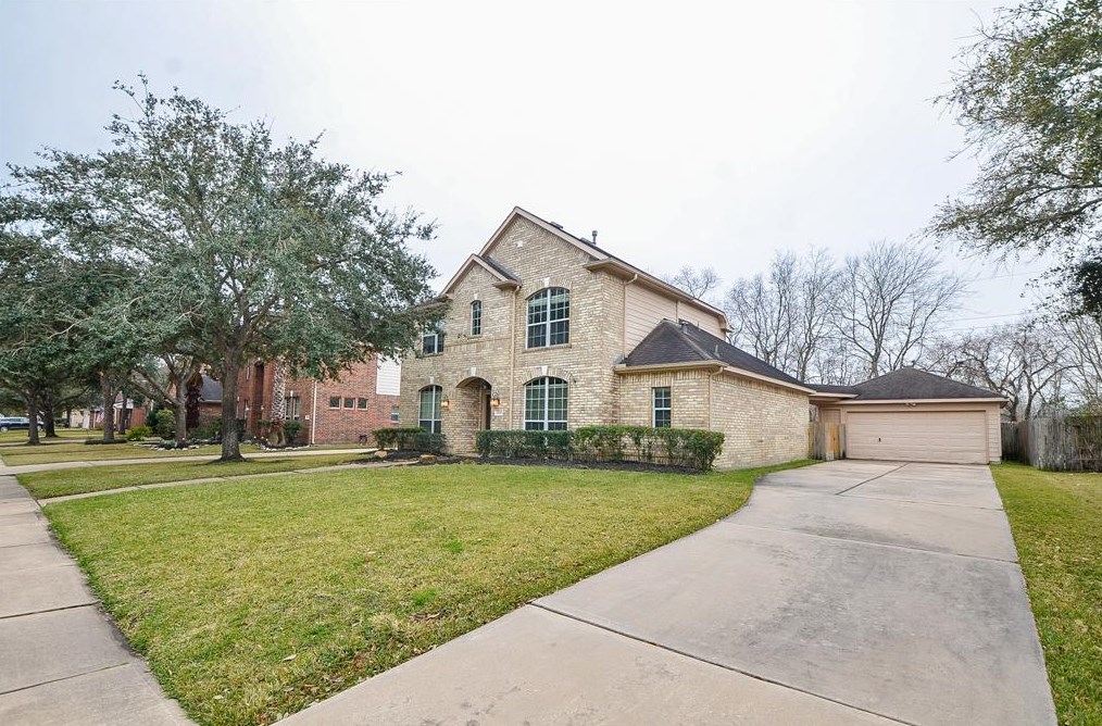 2106 Blue Water Bay Dr, Katy TX  77494-6223 exterior