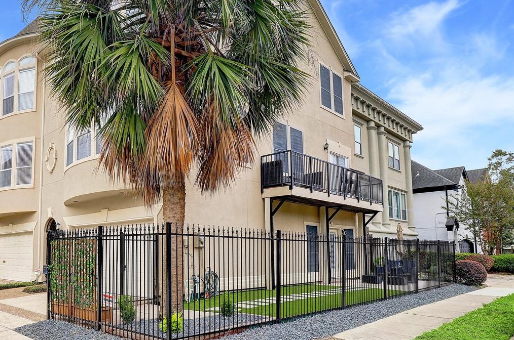 1981 Indiana St, Houston TX  77019-6547 exterior