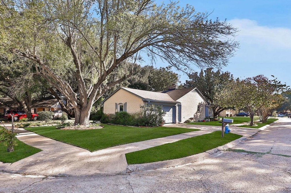 10858 Radford Ln, Houston TX  77099-4723 exterior