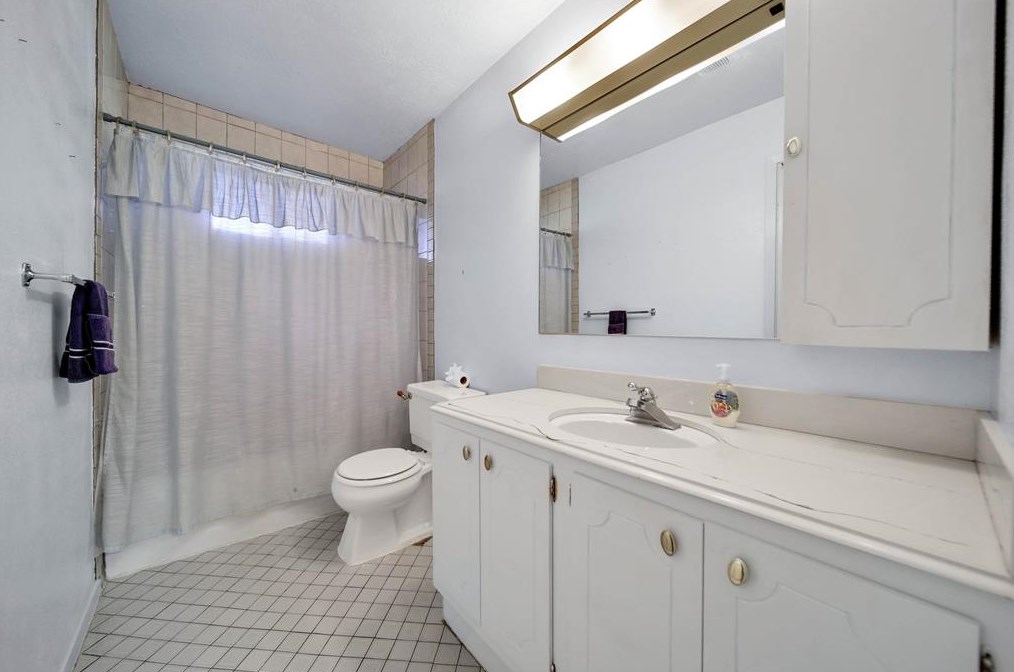 10858 Radford Ln, Houston TX  77099-4723 exterior
