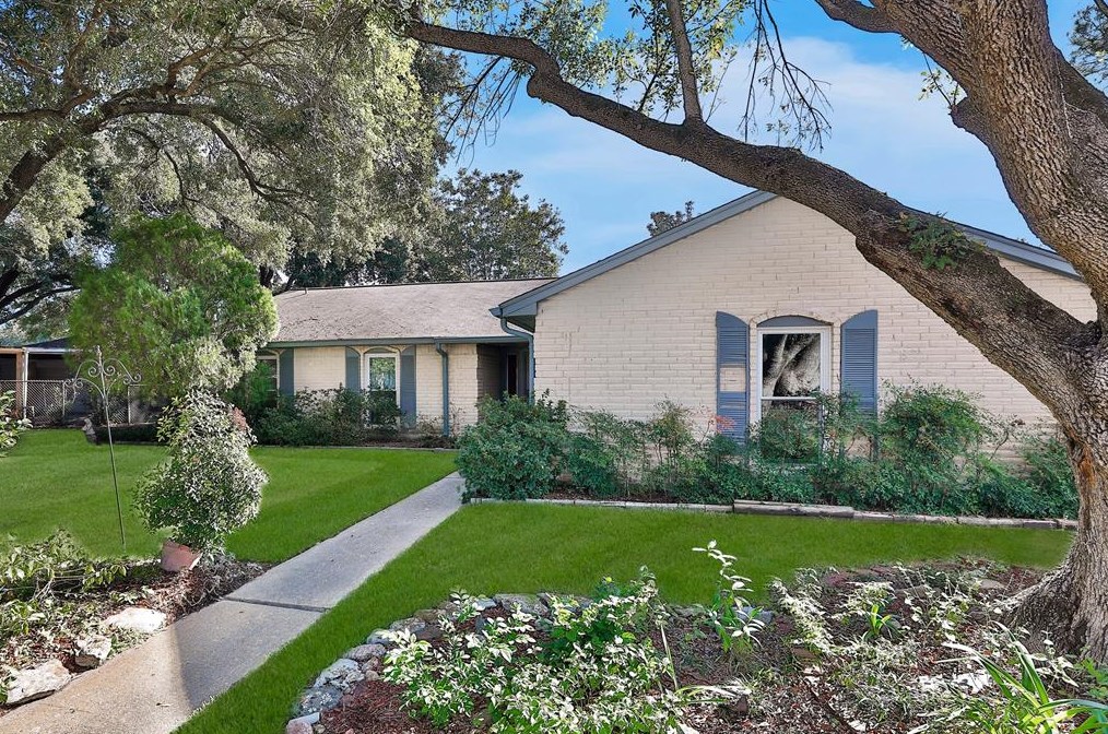 10858 Radford Ln, Houston TX  77099-4723 exterior