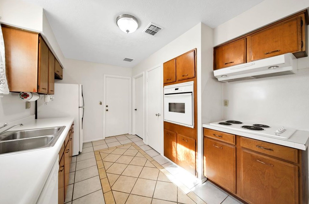 10858 Radford Ln, Houston TX  77099-4723 exterior