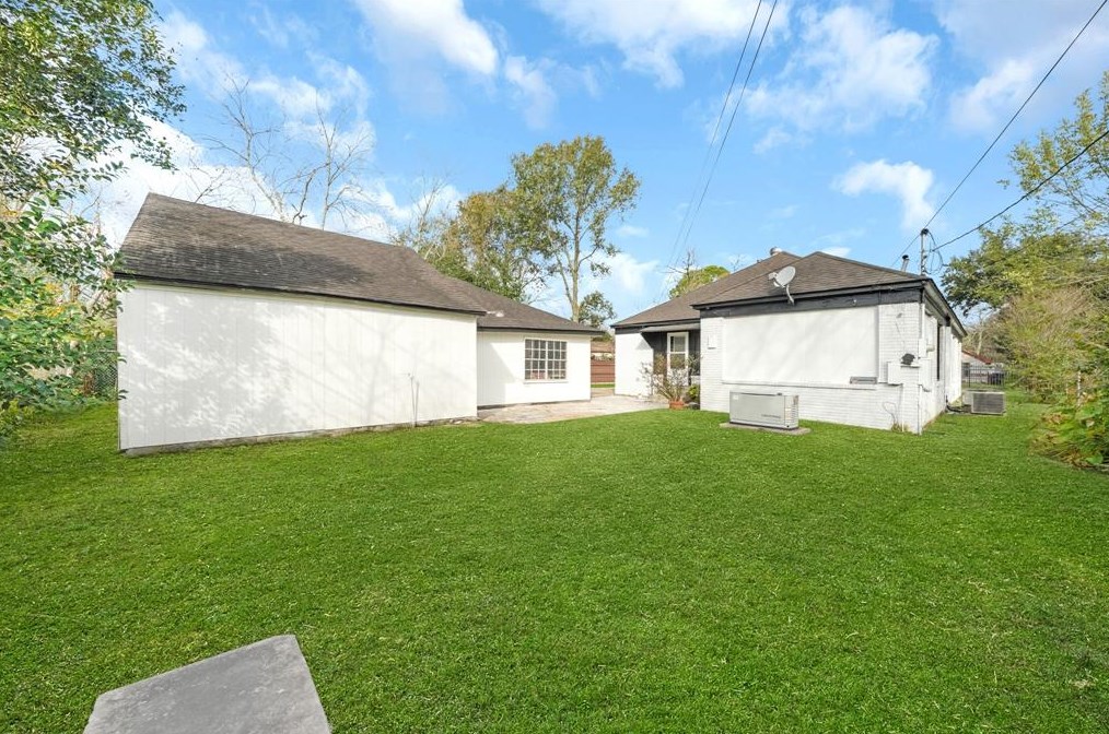 7010 Kinney, Houston TX  77087-4302 exterior