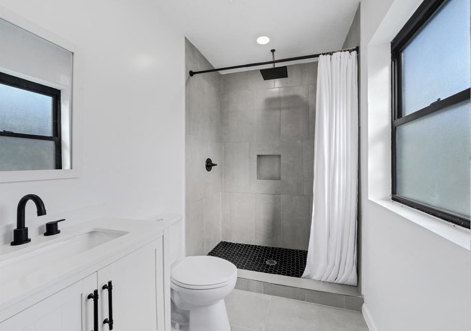 7010 Kinney, Houston TX  77087-4302 exterior