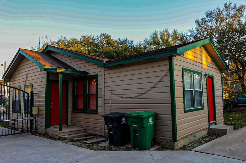 1527 Antoine Dr, Houston TX  77055-1804 exterior