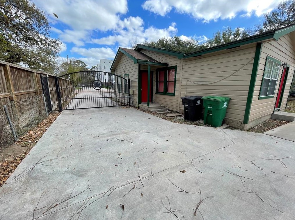 1527 Antoine Dr, Houston TX  77055-5101 exterior