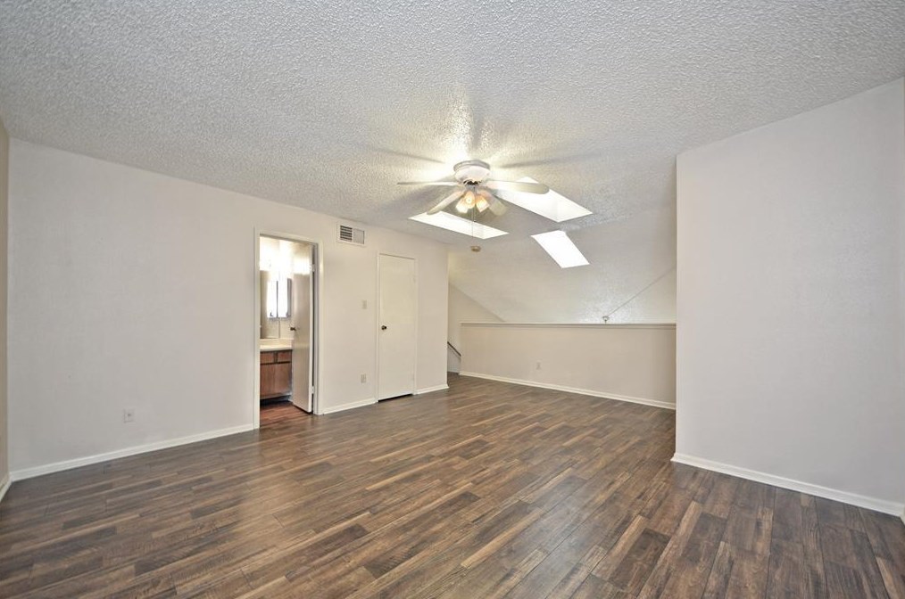 10855 Meadowglen Ln, Houston TX  77042-4000 exterior