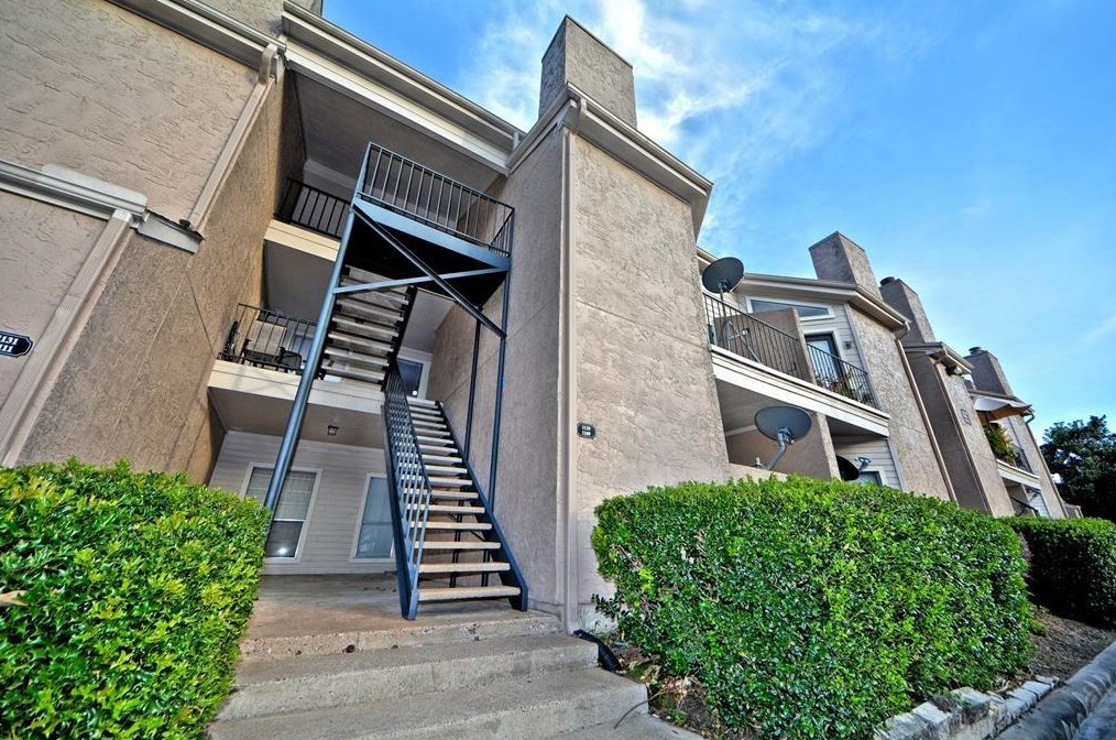 10855 Meadowglen Ln, Houston TX  77042-4000 exterior