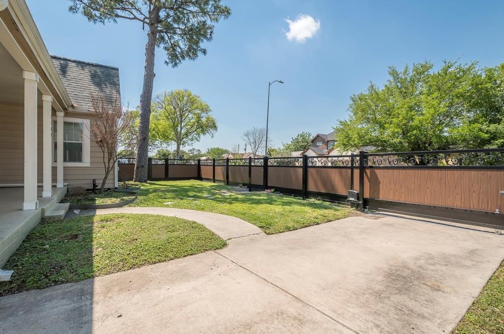1109 Dismuke St, Houston TX  77023-3303 exterior