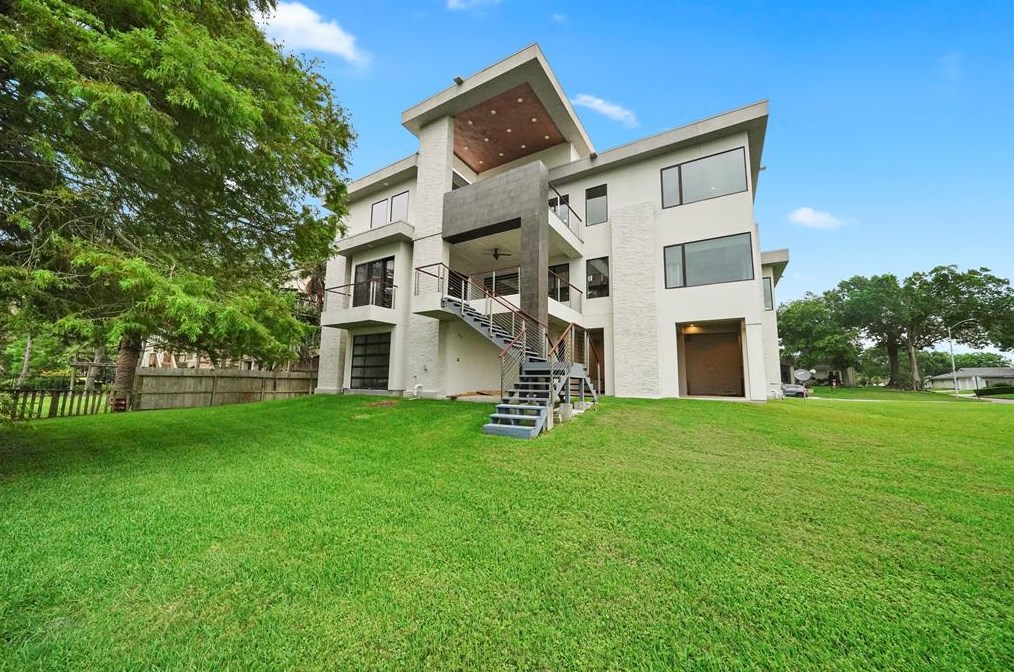 18658 Martinique Dr, Houston TX  77058-4217 exterior