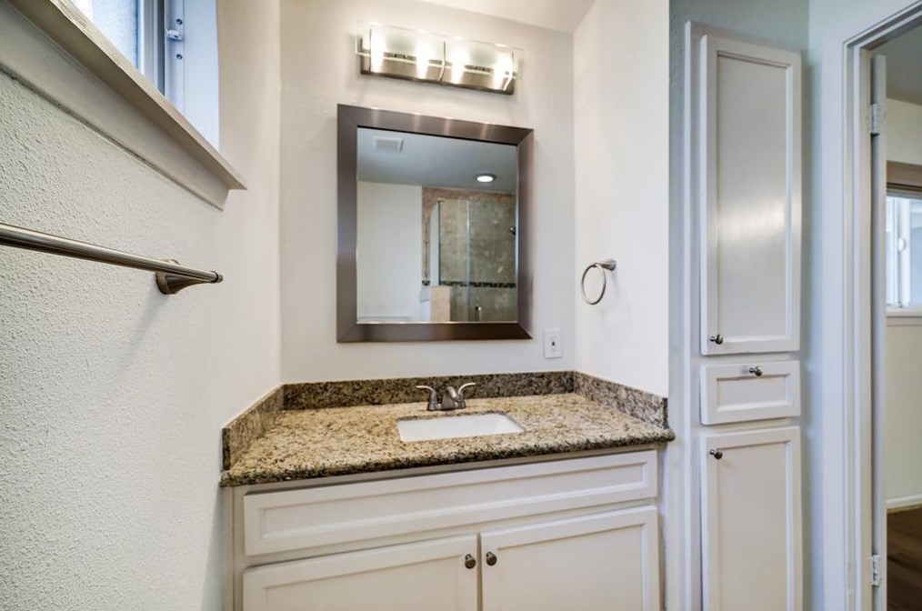 5019 Kingfisher Dr, Houston TX  77035-3122 exterior