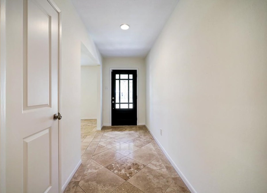 5019 Kingfisher Dr, Houston TX  77035-3122 exterior