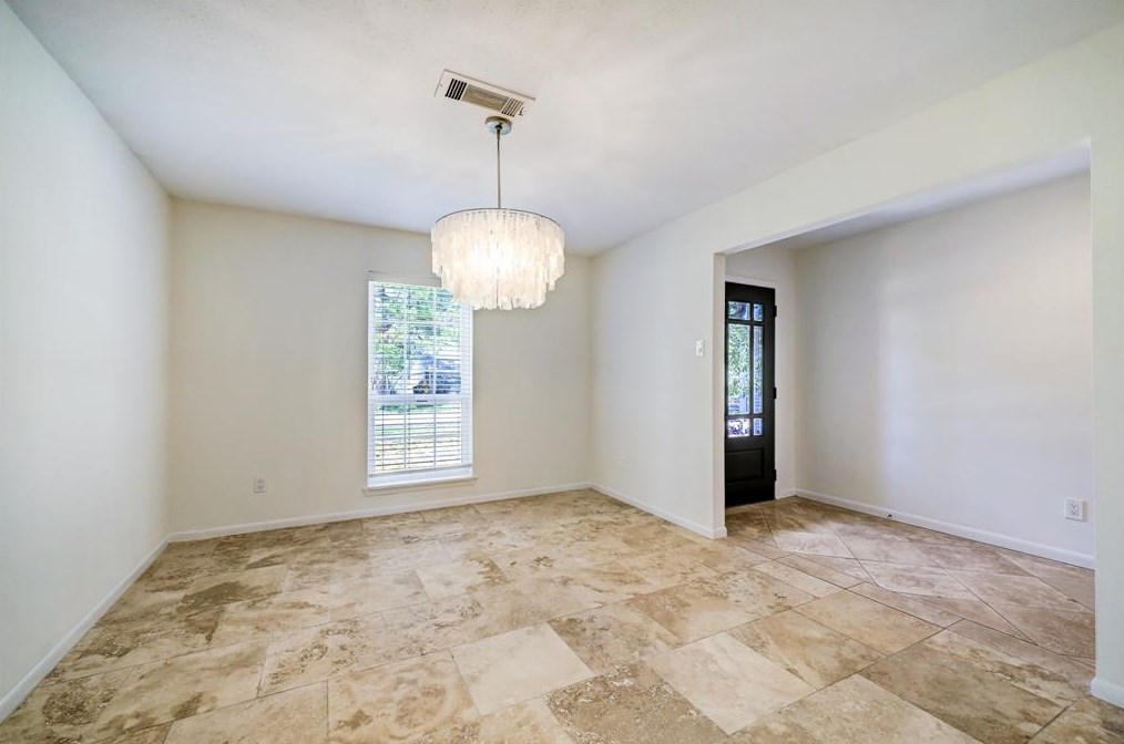 5019 Kingfisher Dr, Houston TX  77035-3122 exterior