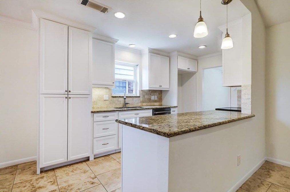 5019 Kingfisher Dr, Houston TX  77035-3122 exterior