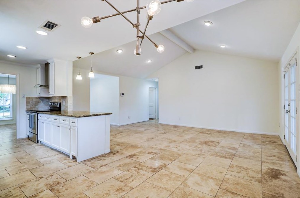 5019 Kingfisher Dr, Houston TX  77035-3122 exterior