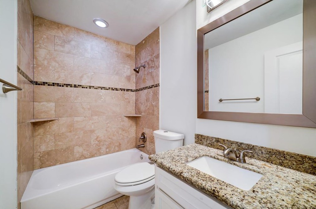 5019 Kingfisher Dr, Houston TX  77035-3122 exterior