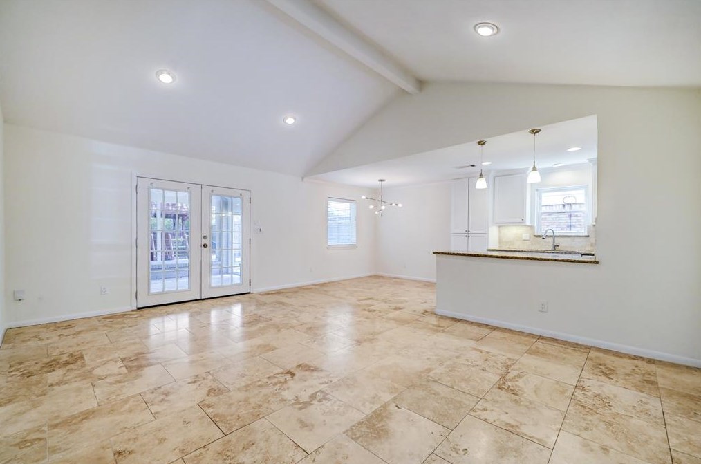 5019 Kingfisher Dr, Houston TX  77035-3122 exterior