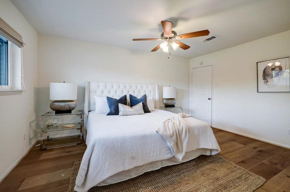 5019 Kingfisher Dr, Houston TX  77035-3122 exterior