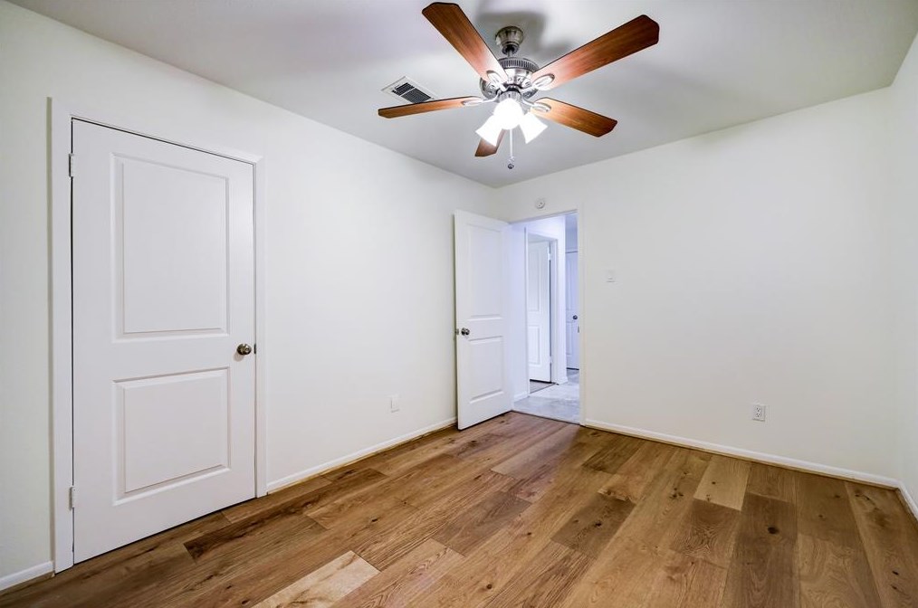 5019 Kingfisher Dr, Houston TX  77035-3122 exterior