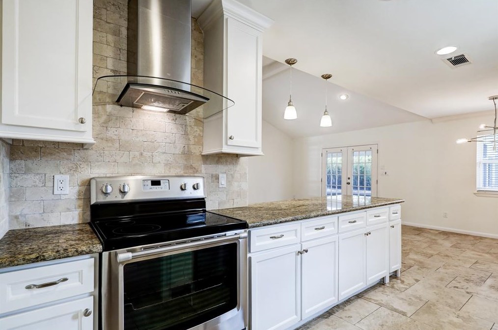 5019 Kingfisher Dr, Houston TX  77035-3122 exterior