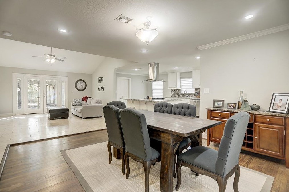 5135 Kingfisher Dr, Houston TX  77035-3016 exterior