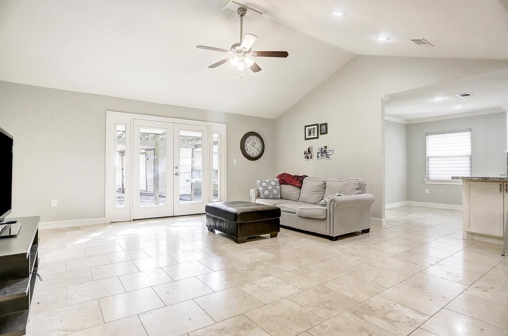 5135 Kingfisher Dr, Houston TX  77035-3016 exterior