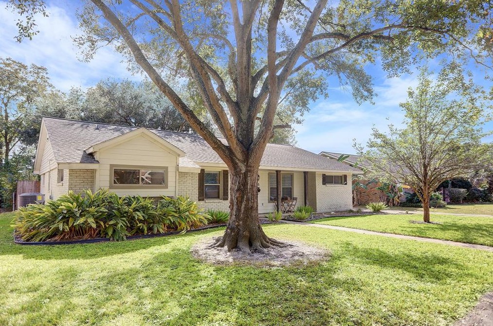 5135 Kingfisher Dr, Houston TX  77035-3016 exterior