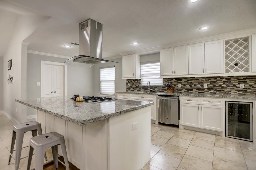 5135 Kingfisher Dr, Houston TX  77035-3016 exterior