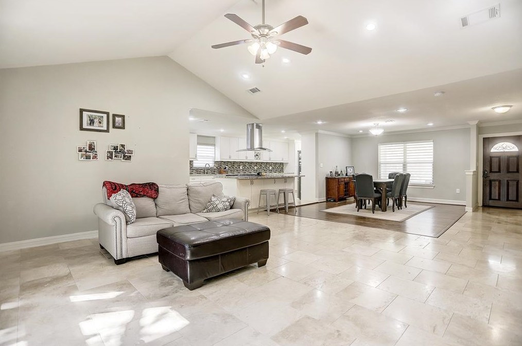 5135 Kingfisher Dr, Houston TX  77035-3016 exterior