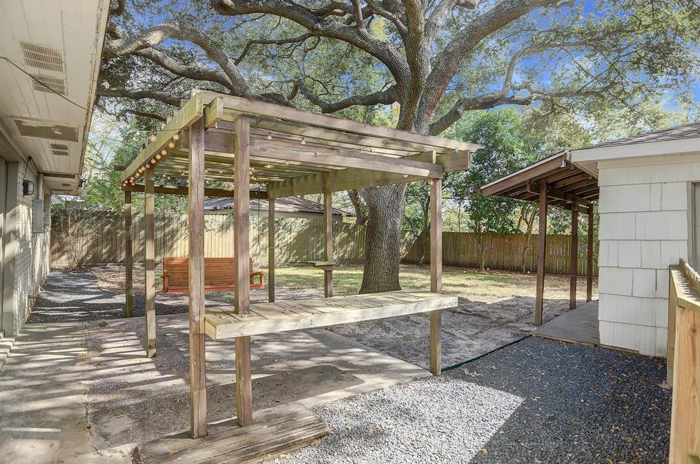 5135 Kingfisher Dr, Houston TX  77035-3016 exterior