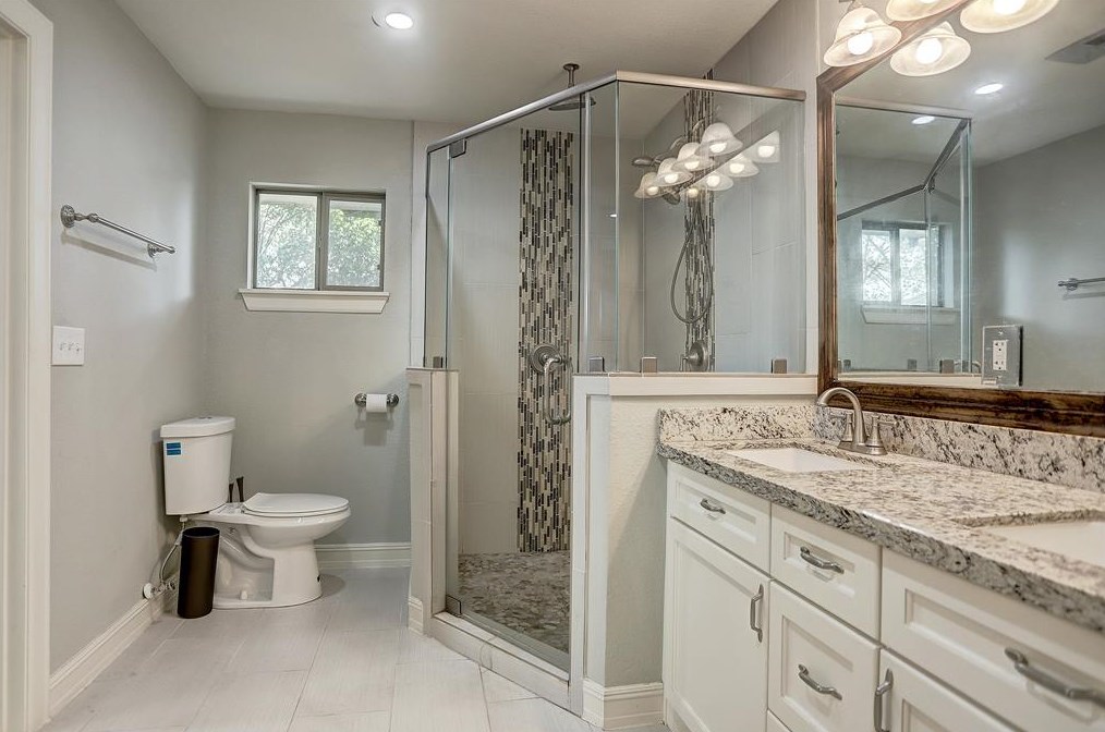 5135 Kingfisher Dr, Houston TX  77035-3016 exterior