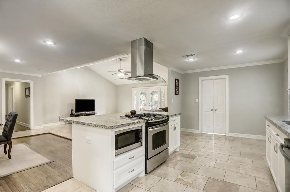 5135 Kingfisher Dr, Houston TX  77035-3016 exterior