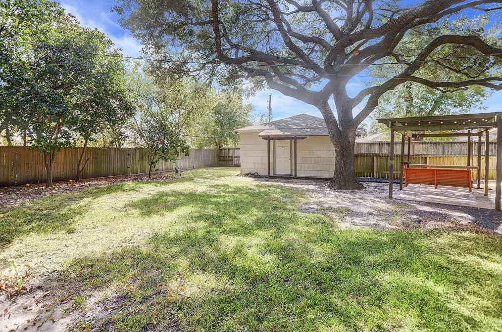 5135 Kingfisher Dr, Houston TX  77035-3016 exterior